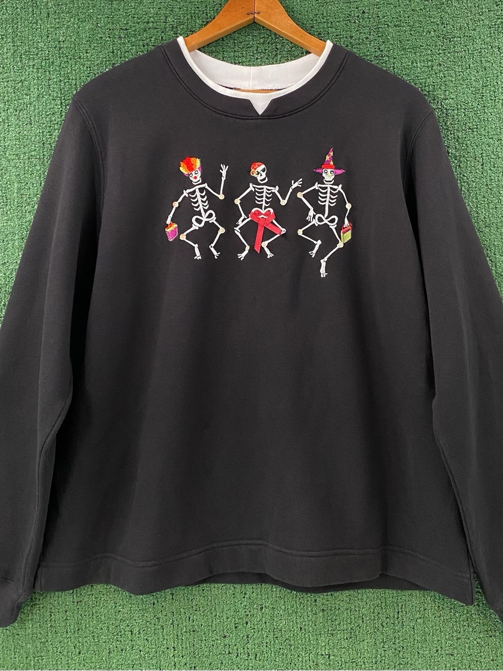 VTG 90’s Halloween Skeletons In Costumes Embroidered Sweatshirt Women’s SZ Large